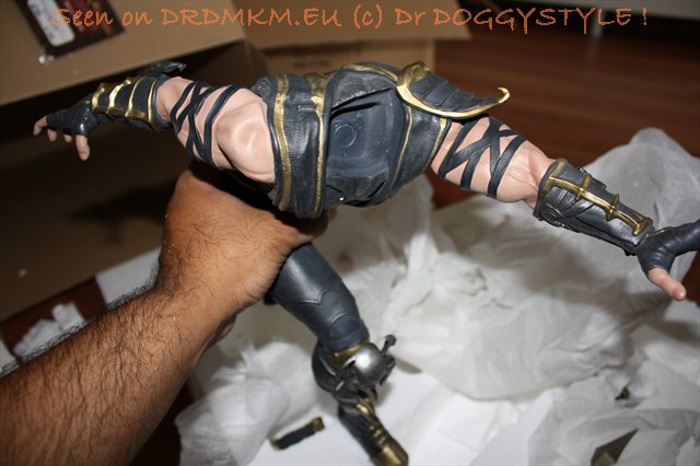 DrDMkM-Figures-2011-SideShowCollectible-PopCultureShock-16.5Inch-Scorpion-036.jpg