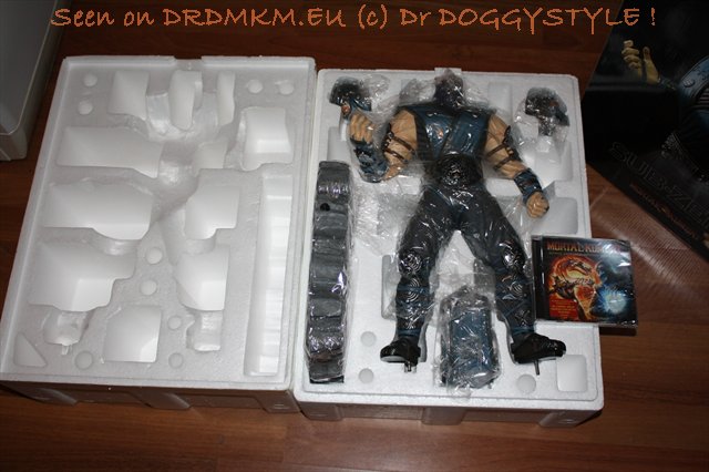 DrDMkM-Figures-2011-Sycocollectibles-Sub-Zero-18-Inch-Exclusive-011