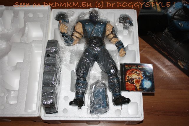 DrDMkM-Figures-2011-Sycocollectibles-Sub-Zero-18-Inch-Exclusive-012.jpg