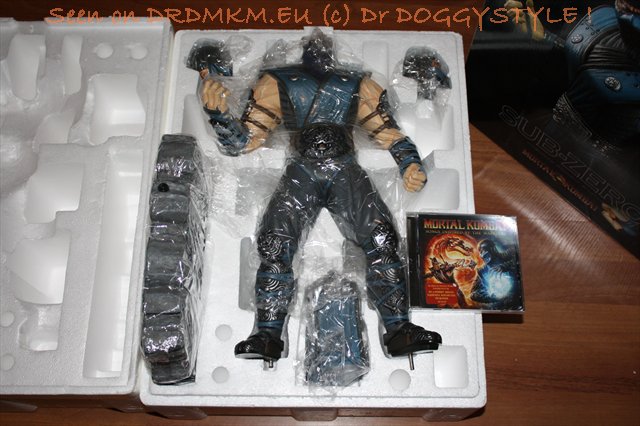 DrDMkM-Figures-2011-Sycocollectibles-Sub-Zero-18-Inch-Exclusive-012