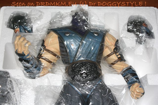 DrDMkM-Figures-2011-Sycocollectibles-Sub-Zero-18-Inch-Exclusive-013.jpg