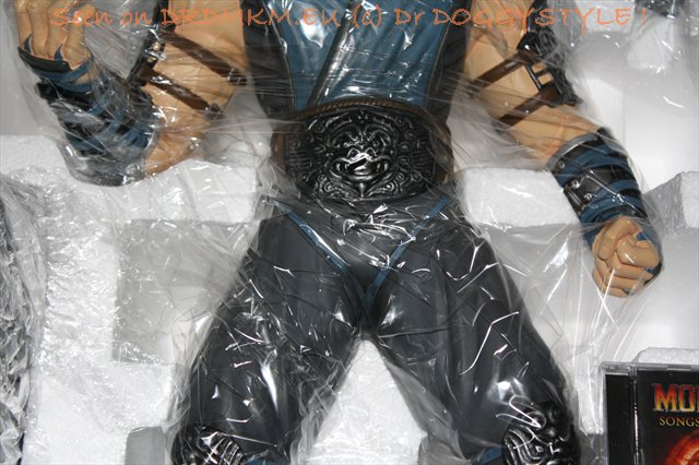DrDMkM-Figures-2011-Sycocollectibles-Sub-Zero-18-Inch-Exclusive-018.jpg