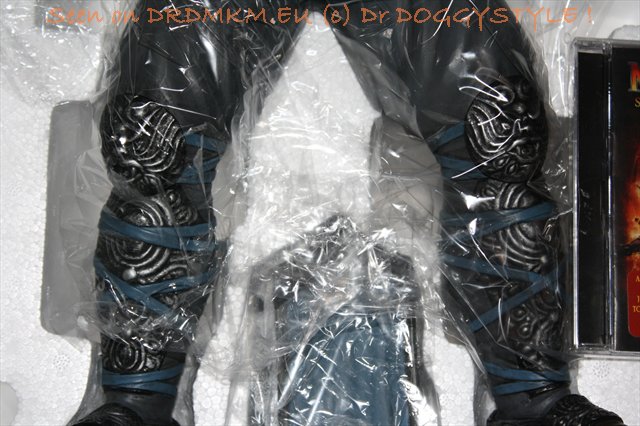 DrDMkM-Figures-2011-Sycocollectibles-Sub-Zero-18-Inch-Exclusive-019.jpg