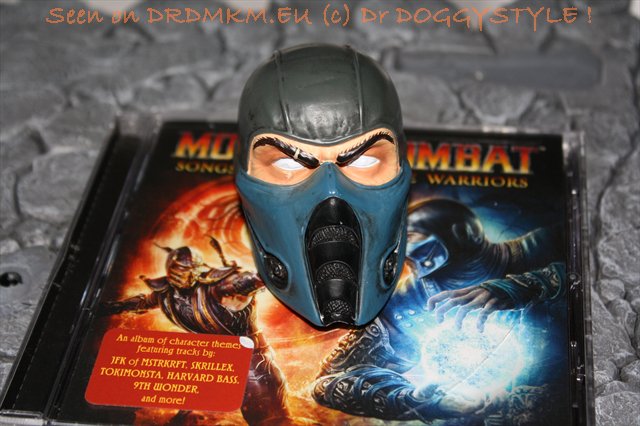 DrDMkM-Figures-2011-Sycocollectibles-Sub-Zero-18-Inch-Exclusive-025.jpg