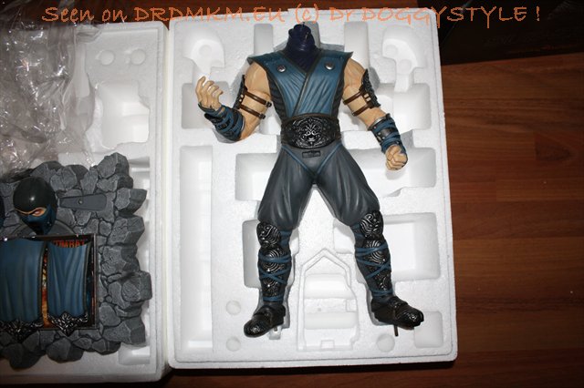DrDMkM-Figures-2011-Sycocollectibles-Sub-Zero-18-Inch-Exclusive-033.jpg