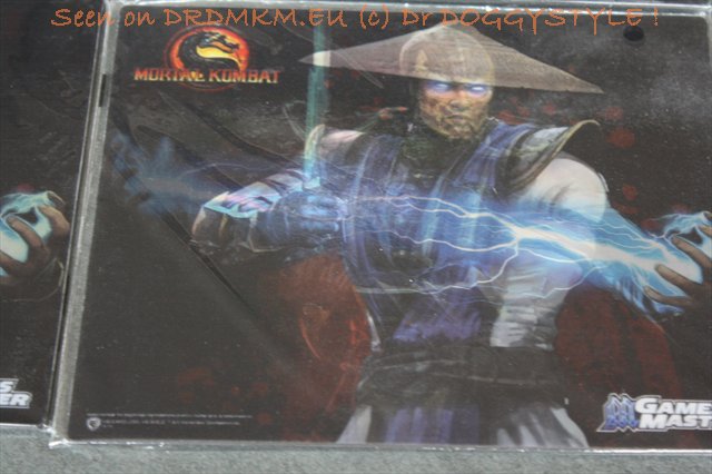 DrDMkM-Game-Master-Holograpic-Mousepad-Scorpion-Vs-Raiden-006-Morphing.jpg