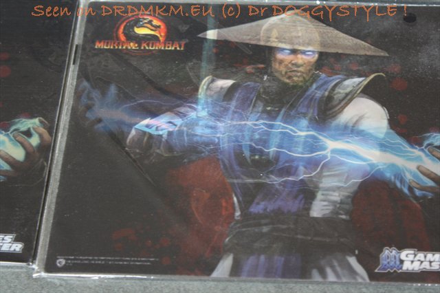 DrDMkM-Game-Master-Holograpic-Mousepad-Scorpion-Vs-Raiden-007-Morphing.jpg