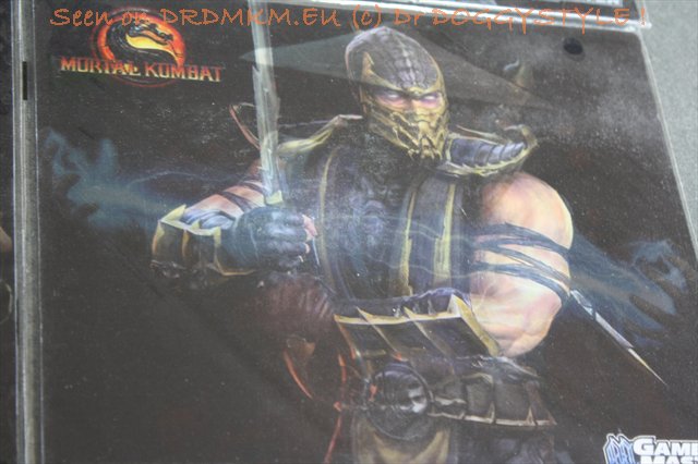 DrDMkM-Game-Master-Holograpic-Mousepad-Scorpion-Vs-Raiden-022-Morphing.jpg